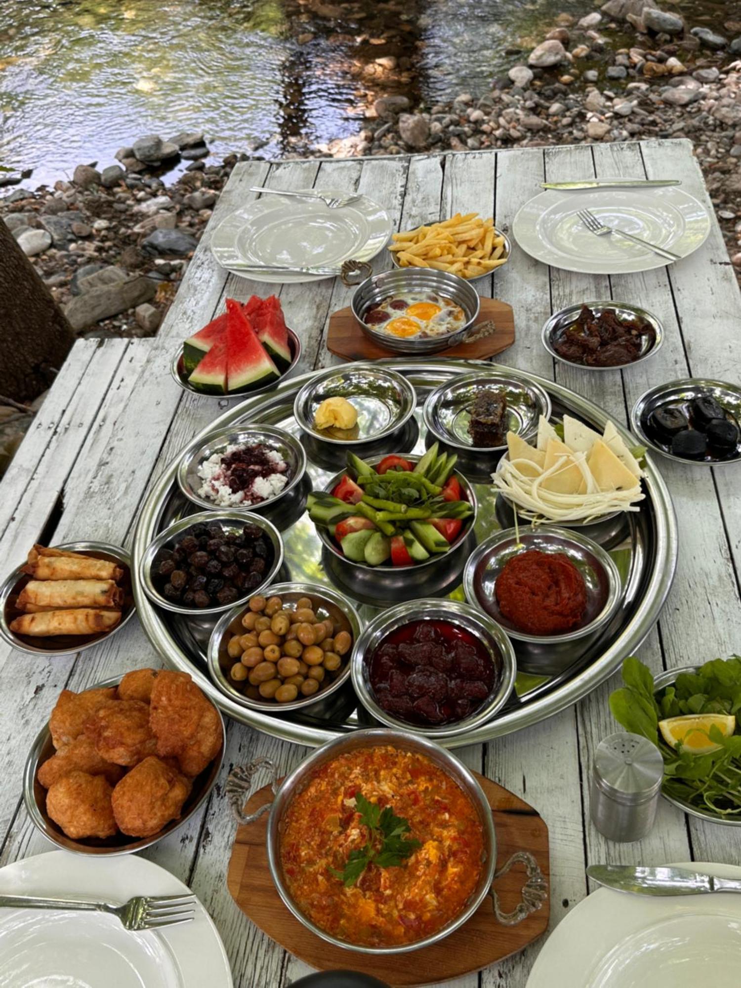 Sakliderebutikotel 에드레미트 외부 사진
